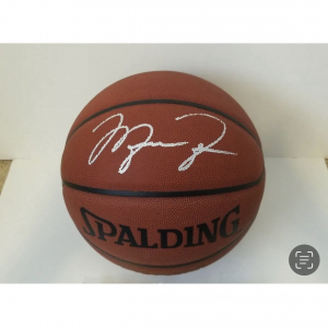 Ballon de basket signé par Michael Jordan avec certificat