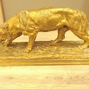 lionne en bronze