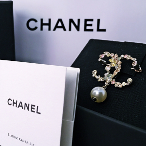 Chanel broche neuve avec la boîte