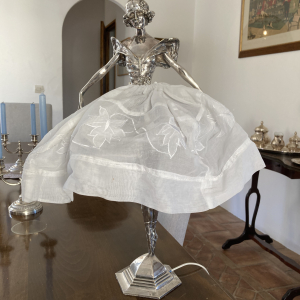 lampe en argent figurant une danseuse