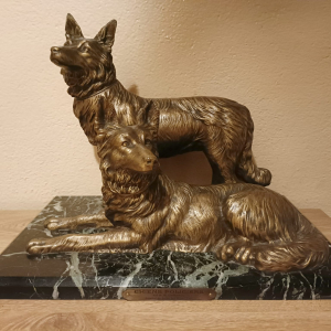 Bronze de Chiens policiers sur plaque de marbre