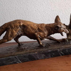 Renard attaquant un coq de basse cour. Bronze réalisé par Édouard Drouot dont le socle est en marbre.