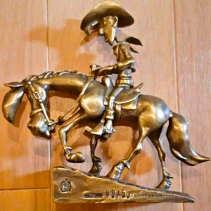 Lucky Luke et Jolly Jumper gravissant la colline / Bronze