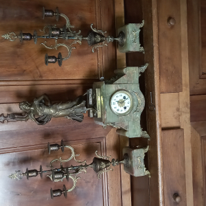 Pendule horloge avec ses deux chandeliers "Fête des Fleurs" de Alexandre Levasseur.