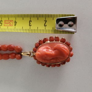 Pendentif ouvrant or et corail