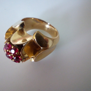 Bague avec pierres couleur grenat