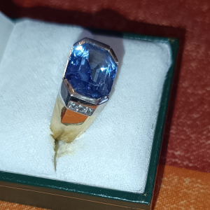 Bague or blanc 18 carats, éclats de diamants, pierre bleu