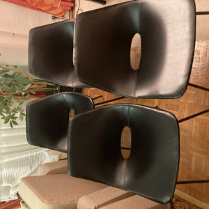 lot de 4 chaises modele Tonneau de Pierre Guariche editees par Steiner