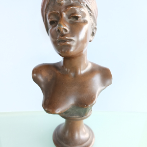 E. Villanis / buste en bronze