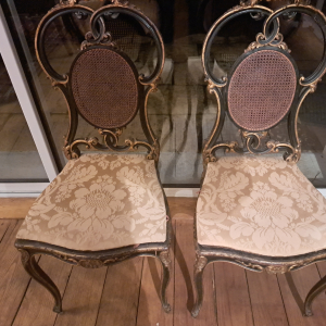 2 chaises anciennes