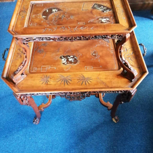 table à thé chinoise, en bois gravé, marqueterie et incrustation de nacre, signée Philip