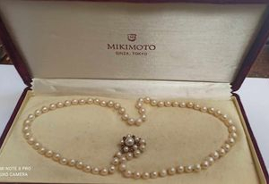 Collier de perles avec bijoux en pendentif orné de rubis et d'une perle de gros calibre en sont milieu...