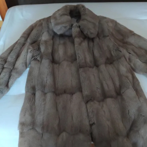 Manteau de fourrure petit gris