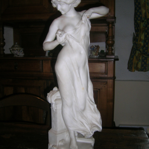 statue, sculpture en marbre blanc, représentant une nymphe