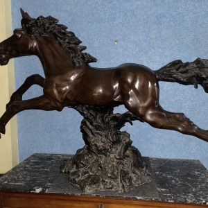 Gigantesque cheval en bronze signé P J Mène