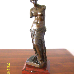 Vénus de Milo en bronze posée sur un socle en marbre