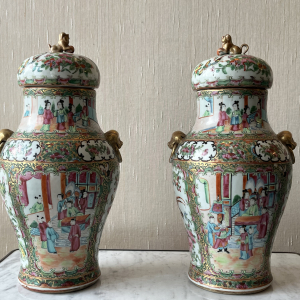Paire de vases en porcelaine chinoise