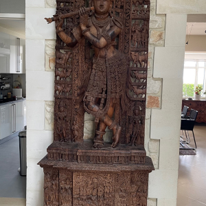 Statue en bois de rose de Krishna contemporaine indienne