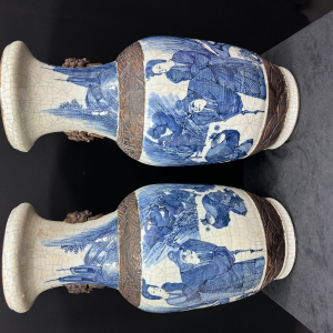 2 Vases en céramique de Nankin à décor en bleu de cobalt sur fond blanc