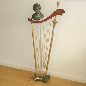 Harpe avec Beethoven en bronze