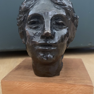 Sculpture tête femme bronze Guino socle en bois
