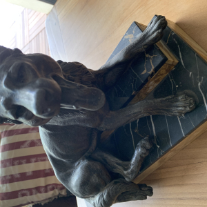 sculpture en bronze de chien