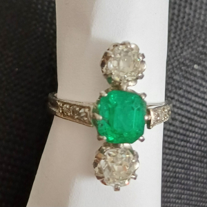 Bague platine avec diamants et émeraude