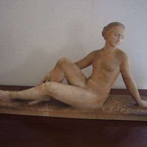 sculpture en plâtre - femme nue allongée, signée Henri Bargas