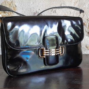 Sac Céline  vintage vernis brillant avec boucle spéciale.