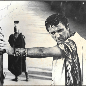 2 photos dédicacées de Richard BURTON