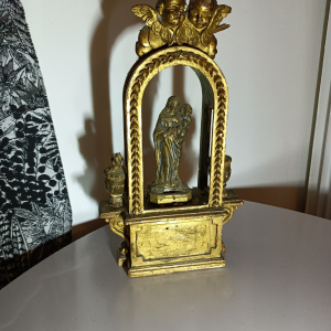 Niche avec statuette d'une vierge à l'enfant