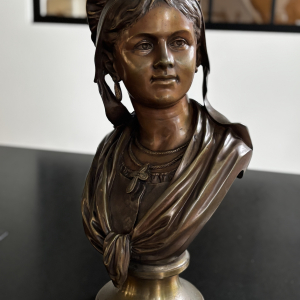 Buste de femme en bronze