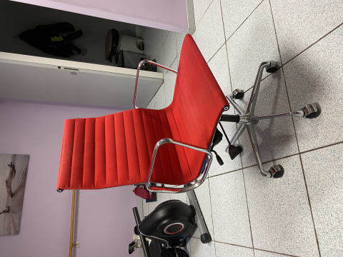 
															Fauteuil vintage Charles EAMES couleur rouge
														