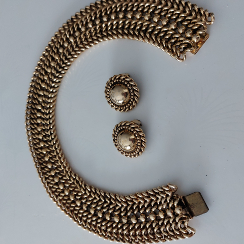 
															Collier raz du coup avec boucles d'oreilles. Edouard RAMBAUDBon état
														