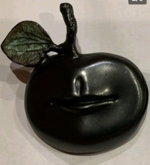 
															Pomme bouche claude lalanne
														