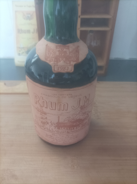 
															Rhum JM 15 ans d'âge 1983 étiquette cuire en coffret
														