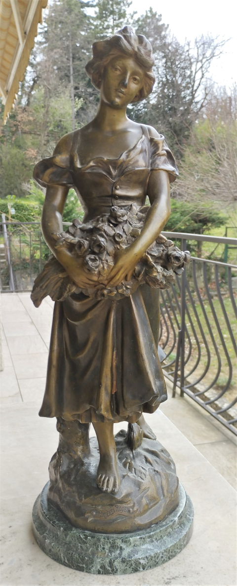 
															Statuette en bronze signée L. Madrassi
														