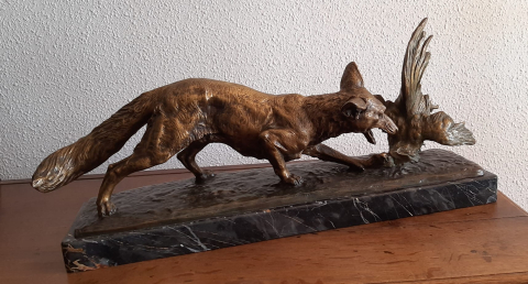 
															Renard attaquant un coq de basse cour. Bronze réalisé par Édouard Drouot dont le socle est en marbre.
														