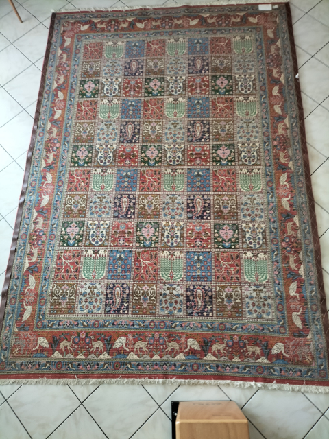 
															Tapis noué à la main laine et soie origine Moud, Iran
														