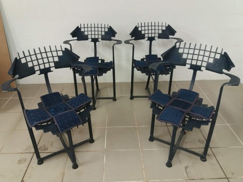 
															4 chaises en métal
														