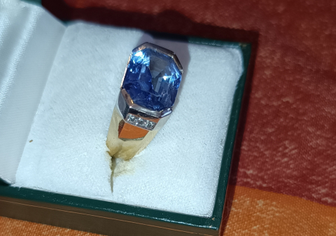 
															Bague or blanc 18 carats, éclats de diamants, pierre bleu
														