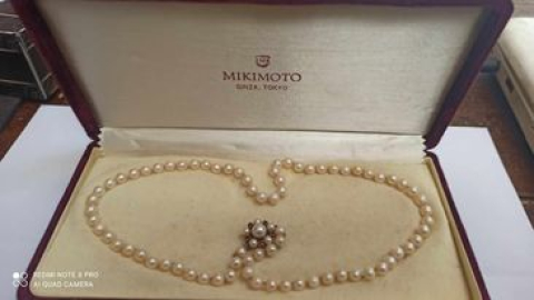 
															Collier de perles avec bijoux en pendentif orné de rubis et d'une perle de gros calibre en sont milieu...
														