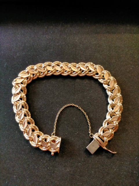 
															bracelet
														