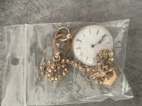 
															Montre à gousset et pendentif
														