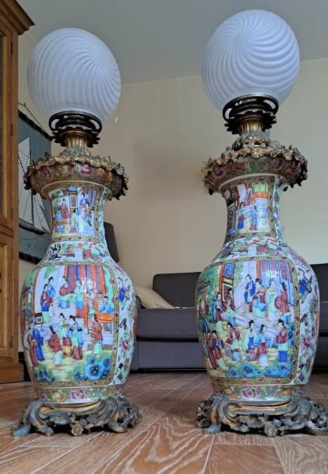 
															2 vases chinois montés en lampe
														