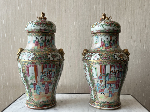 
															Paire de vases en porcelaine chinoise
														