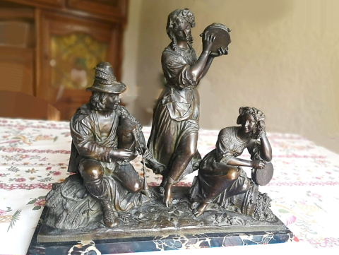 
															Statue bronze 3 personnages
														