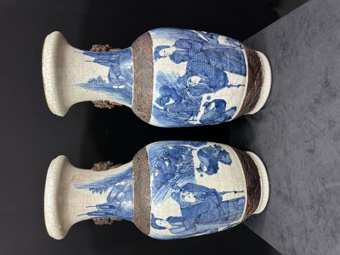 
															2 Vases en céramique de Nankin à décor en bleu de cobalt sur fond blanc
														