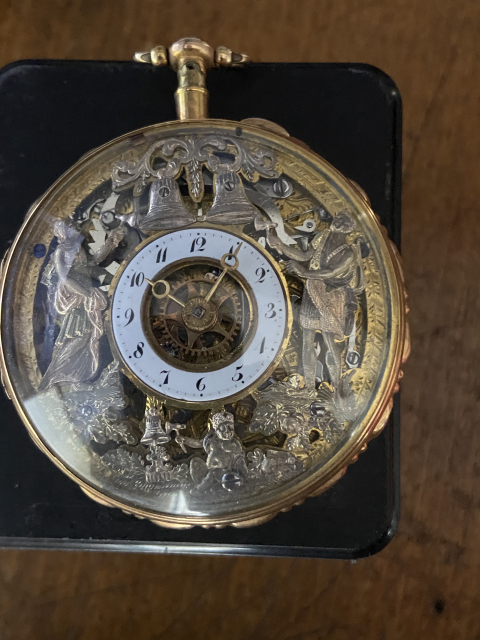 
															Montre gousset en or avec personnages animés pour carillon
														