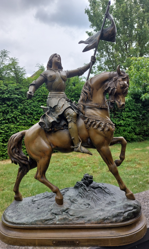 
															statue équestre de Jeanne d'Arc
														